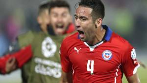 Chile venció con lo justo a Uruguay 1-0 y avanzó a semifinales de la Copa América dejando en el camino al último campeón que dio batalla en un disputado partido en el que su máxima figura Edinson Cavani cerró un torneo nefasto con una expulsión.
