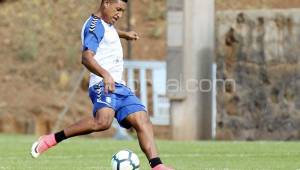 El volante del Tenerife de España, Bryan Acosta, se ha ganado la confianza de su entrenador y también lo es en la Selección de Honduras. Foto cortesía El Dorsal