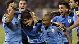 Los jugadores de Uruguay celebran el gol que los ponía a ganar sobre Paraguay en su visita a Asunción. Foto AFP