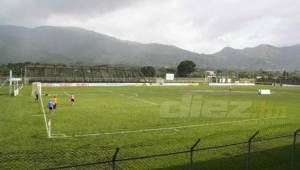 El centro del campo en Tocoa lucía en malas condiciones debido a las lluvias. Foto DIEZ