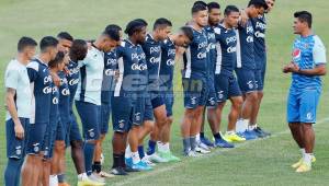 El preparador de porteros del Motagua, Hugo Caballero, habla con los jugadores en la cancha del estadio Olímpico en el reconocimiento de cancha. Fotos N. Romero