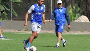 El volante Joshua Canales en el primer entrenamiento de la Selección Sub-23 de Honduras siendo observado por el entrenador Fabián Coito. Fotos cortesía Fenafuth