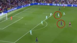 Captura de la jugada de Lionel Messi evadiendo sus marcas para habilitar a Luis Suárez.