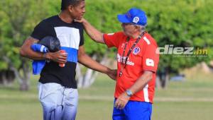 Carlo Costly y Manuel Keosseián charlando antes de viajar a La Ceiba.