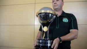 El presidente del Independiente Santa Fe le entregó el trofeo al director jurídico del club Chapecoense el trofeo que recibieron en 2015 tras ganra la Copa Sudamericana. Foto AFP