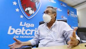 El presidente de Liga Nacional, Wilfredo Guzmán, hablando con diario DIEZ este jueves en las oficinas de la profesional explicando detalles del cierre del torneo.