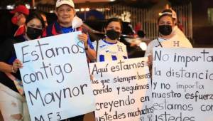 Aficionados hondureños muestran su cariño y apoyo a Maynor Figueroa y a la Selección de Honduras ante Costa Rica.