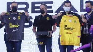 Los dirigentes del Real España, Jesús Yacamán, Elías Burbara y Mateo Yibrín hijo, con las nuevas camisas Kelme de la máquina. Fotos Neptalí Romero
