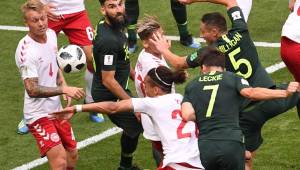 Momento en el que Yussuf Poulsen tocó el balón con la mano.