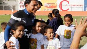 Carlos Sánchez compartió con los niños de una reconocida escuela de El Progreso.