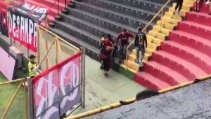 Los aficionados del Alajuelense tuvieron un bonito gesto con este aficionado.