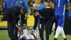 Los miembros de la Federación de Honduras, Jorge Salomón y Jorge Ernesto Mejía, literalmente intentaron levantar a la Selección pero no lo lograron. Foto Agencia