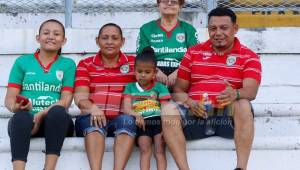 La familia de Allan Banegas recorrió varios Kilómetros para ver al volante.