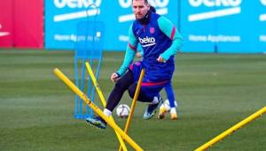 Messi regresa a la convocatoria del Barcelona y lo hace con un nuevo look. El argentino vuelve motivado.