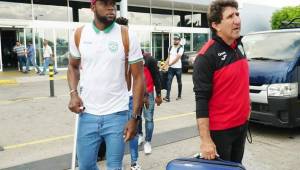 El entrenador del Marathón, Héctor Vargas, junto a Yustin Arboleda cuando llegaban a San Pedro Sula tras perder contra Comunicaciones. Fotos A. Izaguirre