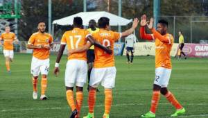 El delantero Alberth Elis (17) celebrando el triunfo con el mexicano Erick 'El Cubo' Torres y Romell Quioto. Foto cortesía Houston Dynamo