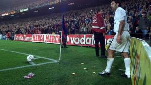 Figo aprovechó los objetos que le tiraron en el Camp Nou para ganar dinero. Esta imagen en el Camp Nou le dio la vuelta al mundo.