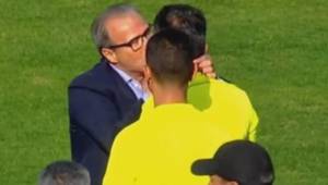Momento en que Khemakhem besa al árbitro al término del partido.