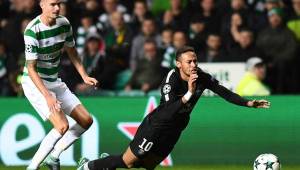 Lustig cometiendo una aparente falta a Neymar.