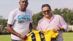 Jamal Charles posa con la camisa del Real España.