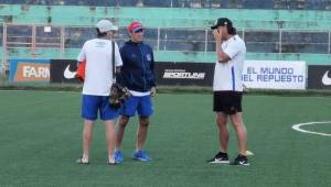 Pedro Troglio y Olimpia hicieron el reconocimiento de la cancha Las Delicias, que es de césped artificial. Foto: Cortesía Milton Aparicio.