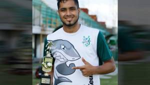 Joshua Nieto posa con el trofeo que lo acredita como el Jugador Más Valioso de la Fecha 3. Foto Neptalí Romero