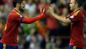 Isco y Andres Iniesta son compañeros en la Selección de España.