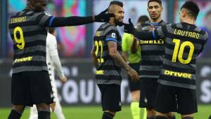 Inter y Juventus aguantan el pulso al líder Milan en el fútbol de Italia.