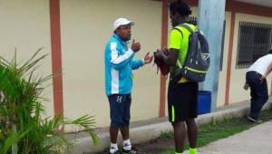 El entrenador Raúl Cáceres, conversando esta mañana con José García, uno de los líderes del equipo que se encuentra en huelga. Foto cortesía Ismael Mondragón
