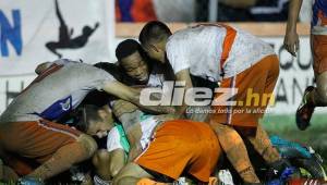 Los jugadores de la UPNFM festejando el pase a la final. Dejan en el camino al Lepaera, actual campeón. Fotos Neptalí Romero