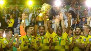 La máxima figura del Borussia Dortmund, Aubameyang, levantando el trofeo de campeón.