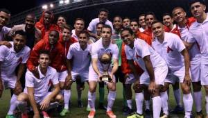 Luis Garrido y Roger Rojas festejan el trofeo conquistado por Alajuelense en partidos benéficos Noventa Minutos por la Vida. Foto @LDA