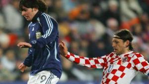 Lionel Messi siendo marcado en ese entonces por Niko Kovac, de las leyendas croatas.