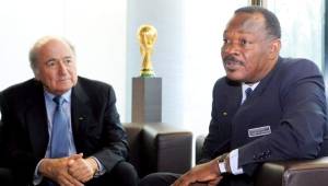 Yves Jean-Bart junto al entonces presidente de la FIFA, el suizo Joseph Blatter.