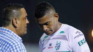 El delantero Carlo Costly conversando con el entrenador del Platense, el colombiano, Jhon Jairo López durante el juego donde perdieron contra Vida. Foto N. Romero