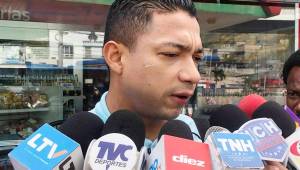 El futbolista del Motagua, Emilio Izaguirre, atendiendo a los medios de comunicación antes del viaje a San Pedro Sula. Fotos Ronal Aceituno