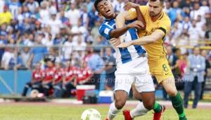 El delantero Choco Lozano recibe una falta del zaguero australiano, Bailey Wrigth que lo mantuvo a raya en el Olímpico. Foto Delmer Martínez