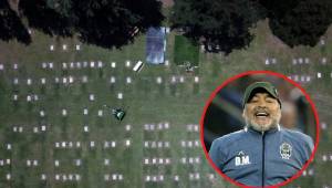 Diego Maradona ya tiene dos inscripciones en su tumba.