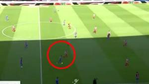 Messi la tomó desde el centro del campo y se quitó la marca de seis jugadores. Casi hace un tremendo gol.