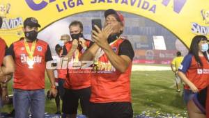 Pedro Troglio llamó a su hijo en plena celebración por el tricampeonato de Olimpia. Foto: Marvin Salgado.