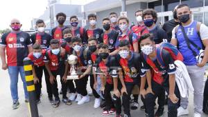 La Sub-14 del Olimpia posando con el trofeo que conquistaron en México venciendo al América, Pumas y Leones Negros. Fotos Neptalí Romero