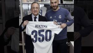 Benzema cumplió 350 partidos con la camisa del Real Madrid y Florentino Pérez le obsequió este domingo una camisa con el número. Foto @RealMadrid