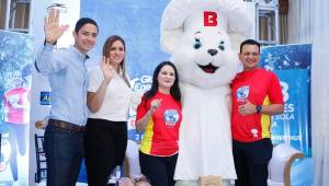 Carlos Mejía (izquierda) y Clarissa Soriano (centro) durante la presentación de la maratón de Bimbo. Foto Moisés Valenzuela.