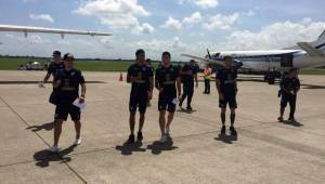 Los jugadores de Comunicaciones tras bajar del avión que los trasladó a San Pedro Sula. Llegan concentrados e ilusionados con llevarse el boleto. Foto @CremasOficial