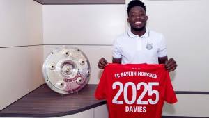 Alphonso Davies, de 19 años, ha firmado su renovación con el Bayern Munich.