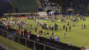El Estadio Nacional se volvió un caos tras el enfrentamiento de aficionados de Olimpia y Motagua. Johnny Leverón lamentó lo ocurrido. Foto Ronald Aceituno