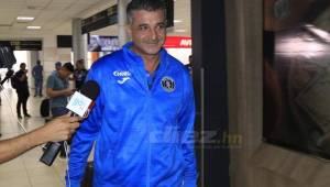 El DT de Motagua, Diego Vázquez con su semblante de sonrisa previo a abordar el avión rumbo a Estados Unidos. Foto: Ronal Aceituno