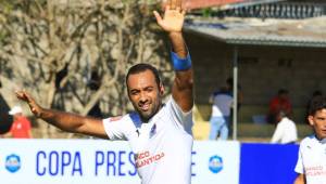 El defensa del Olimpia, Fabio de Souza, regresó a las canchas hoy y los aficionados del cuadro capitalino se han mostrado emocionados. Foto Ronal Aceituno