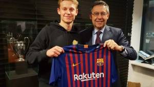 De Jong posando con la camiseta del Barcelona y junto a Bartomeu.