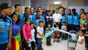 Los jugadores de la Selección de Honduras llevaron sonrisas a la fundación Ruth Paz. Fotos Delmer Martínez